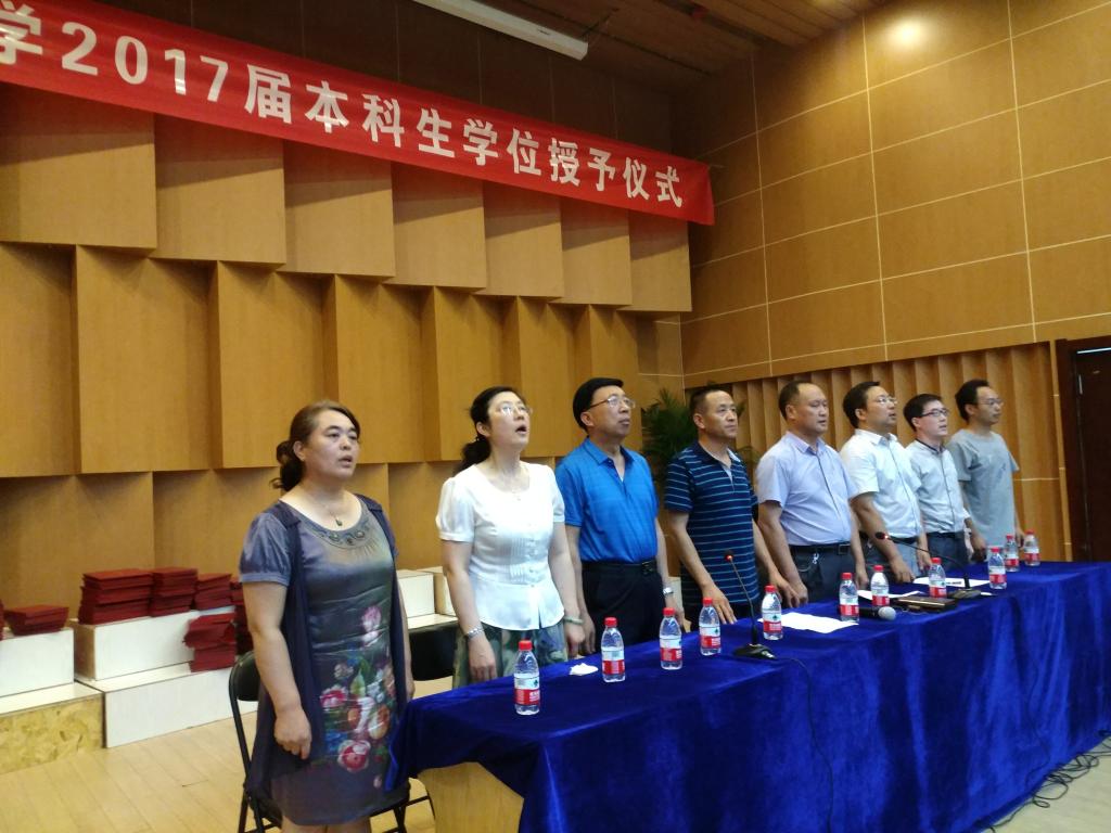 全体起立唱国歌